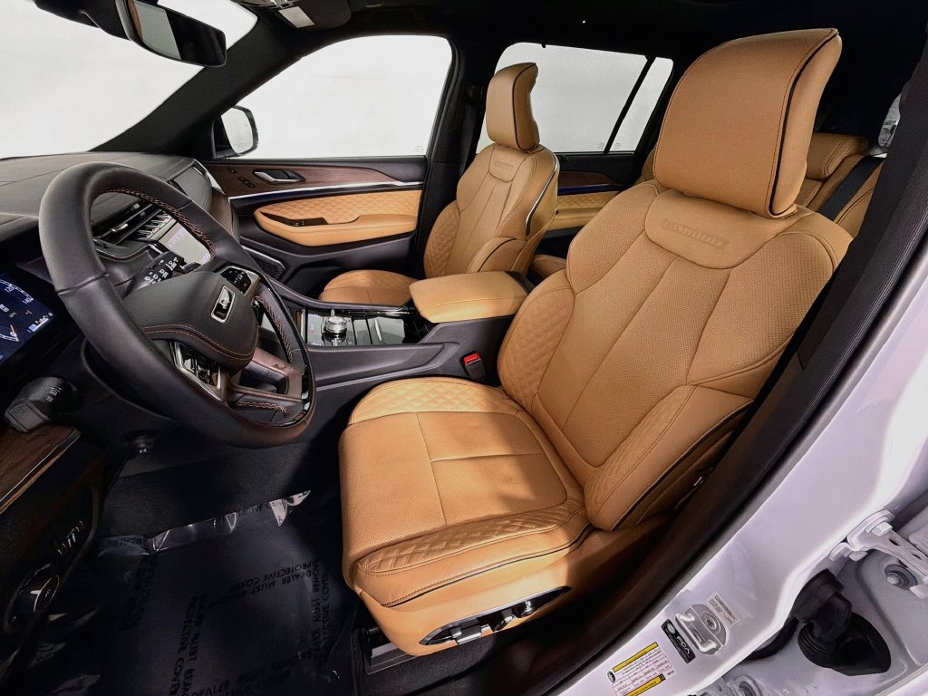 Used 2025 Jeep Grand Cherokee L Summit w/ Luxury Tech Group V AWD/4WD image 21