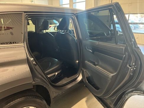 Used 2023 Toyota Highlander XLE image 12