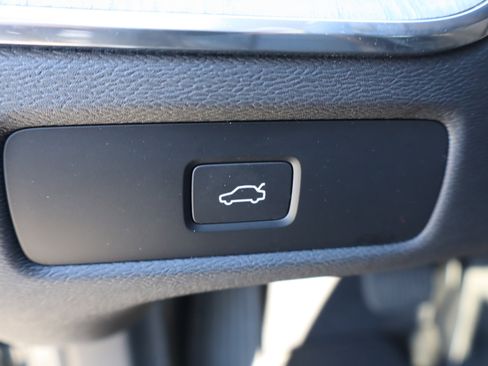 Used 2025 Volvo XC60 B5 Plus image 19