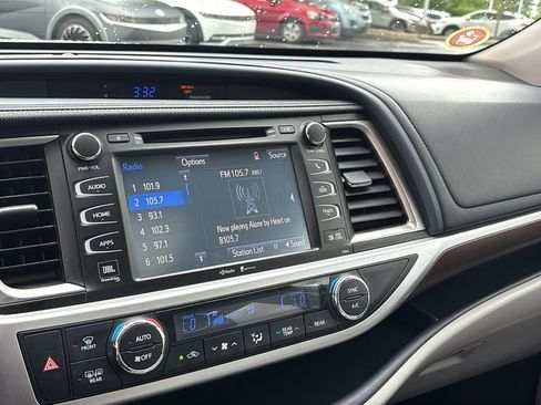 Used 2014 Toyota Highlander Limited w/ Driver Technology Package AWD/4WD image 19