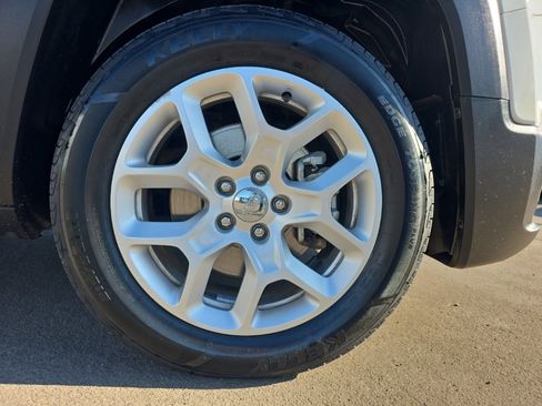 Used 2018 Jeep Renegade Latitude w/ Popular Equipment Group image 9