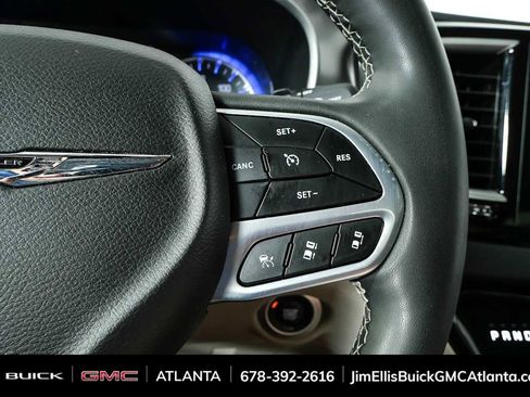 Used 2024 Chrysler Pacifica Touring-L FWD image 11