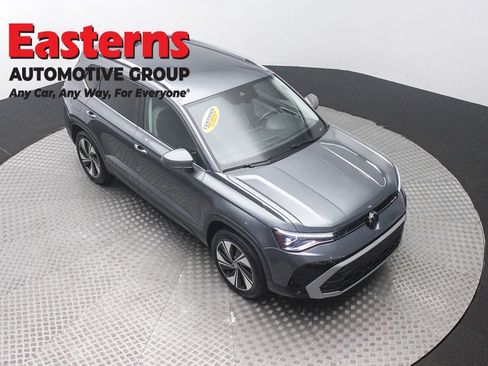 Used 2025 Volkswagen Taos SE AWD/4WD image 3