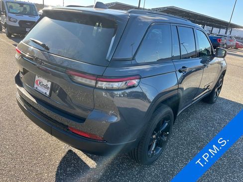 New 2025 Jeep Grand Cherokee Altitude image 24