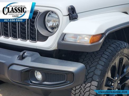 Used 2025 Jeep Gladiator Sport AWD/4WD image 11