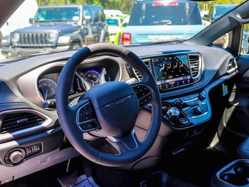 New 2027 Chrysler Pacifica Select FWD image 16