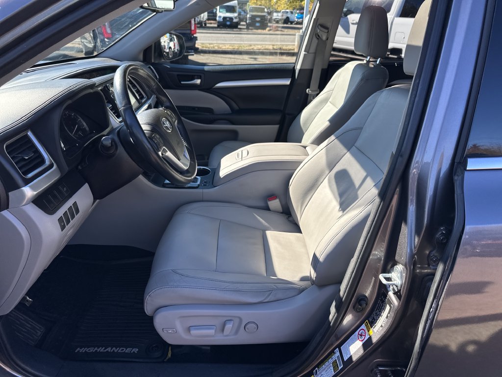 Used 2015 Toyota Highlander XLE AWD/4WD image 12