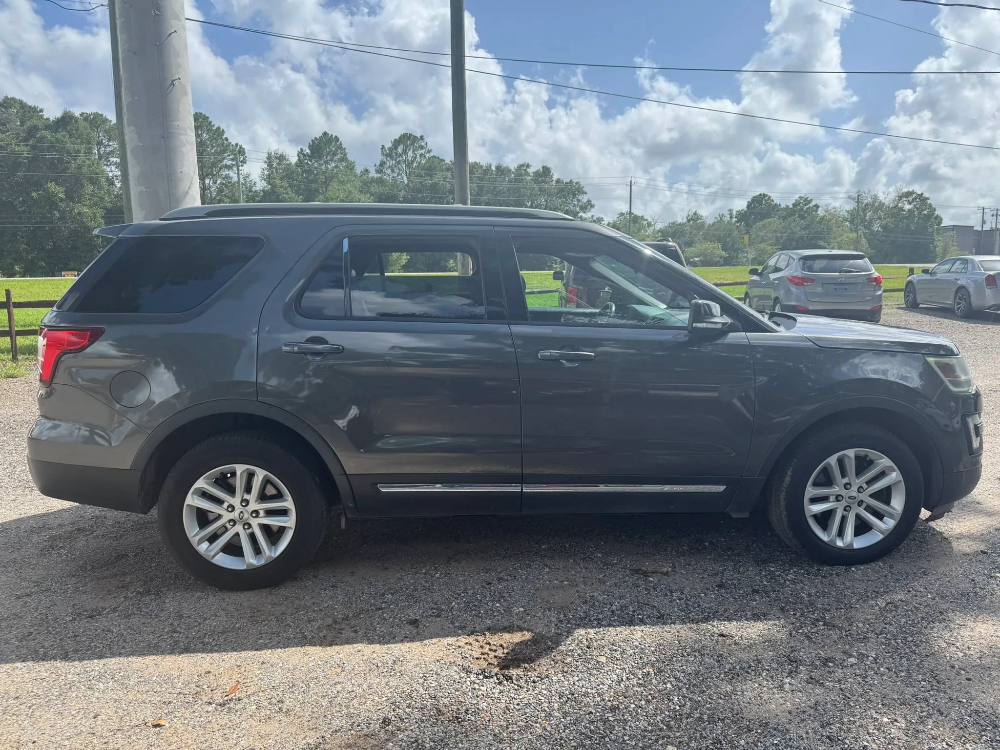 Used 2017 Ford Explorer XLT w/ Equipment Group 202A FWD image 8