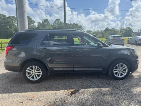 Used 2017 Ford Explorer XLT w/ Equipment Group 202A FWD image 8