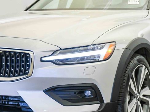 Certified 2025 Volvo V60 B5 Cross Country Plus AWD/4WD image 9