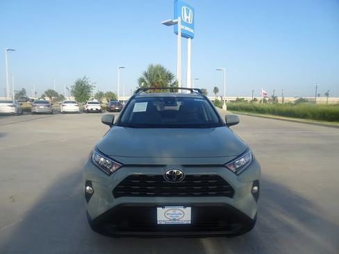 Used 2021 Toyota RAV4 XLE w/ Convenience Package FWD image 2