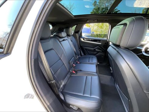 Used 2024 Porsche Cayenne AWD/4WD image 29