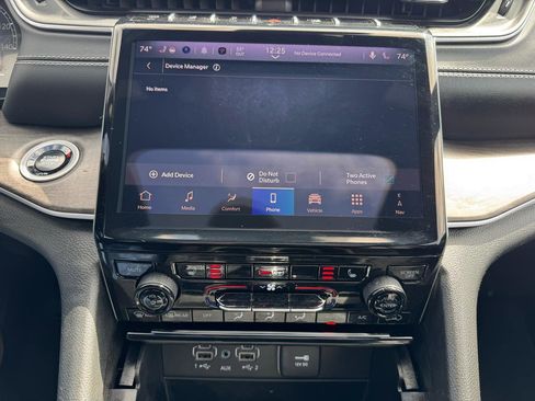 Used 2024 Jeep Grand Cherokee Limited w/ Black Appearance Package image 23