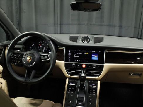 Certified 2025 Porsche Macan AWD/4WD image 22