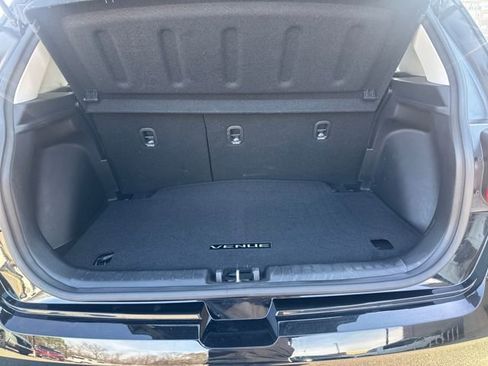 Used 2024 Hyundai Venue SEL image 17