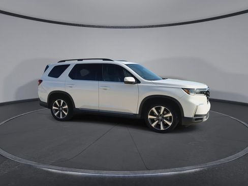 Used 2024 Honda Pilot Touring image 2