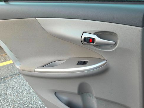 Used 2010 Toyota Corolla LE FWD image 12