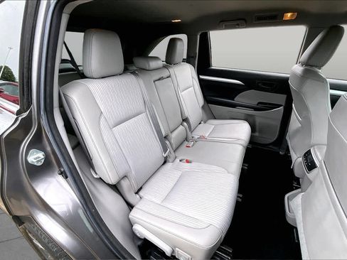 Used 2018 Toyota Highlander Plus FWD image 20