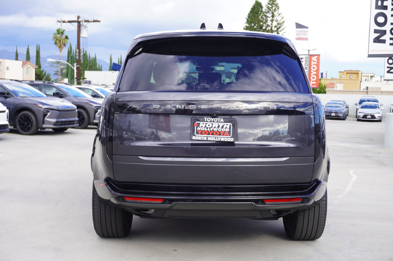 Used 2025 Land Rover Range Rover SE AWD/4WD image 6