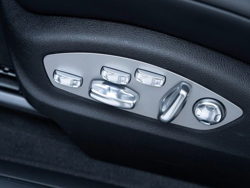 Certified 2025 Porsche Macan AWD/4WD image 15