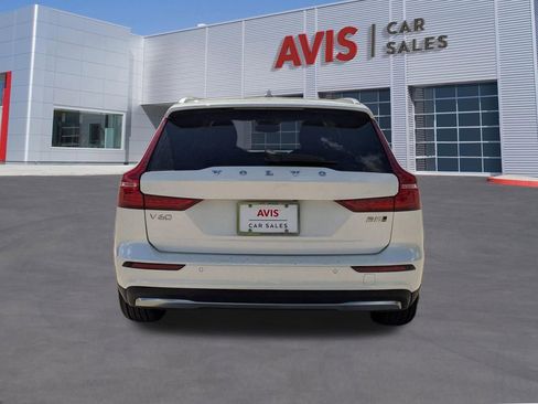 Used 2025 Volvo V60 B5 Cross Country Plus AWD/4WD image 7