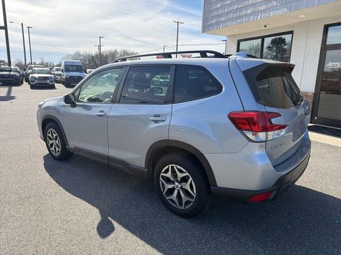 Used 2023 Subaru Forester Premium image 5