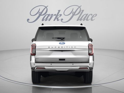 Used 2023 Ford Expedition XLT RWD image 3
