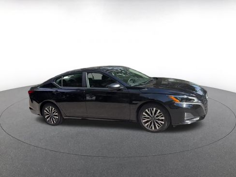 Used 2026 Nissan Altima 2.5 SV FWD image 2