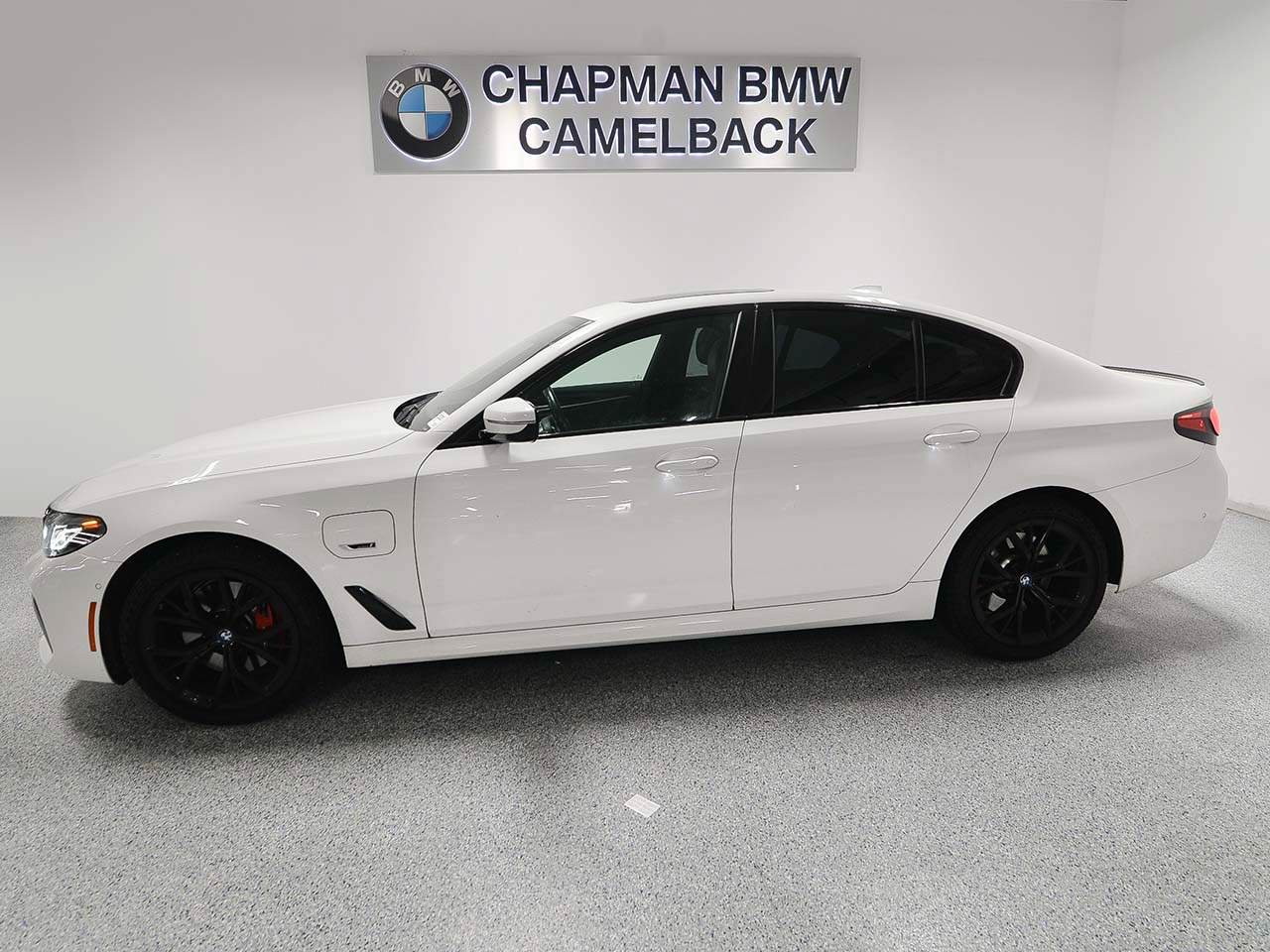Used 2023 BMW 530e w/ M Sport Package RWD image 3