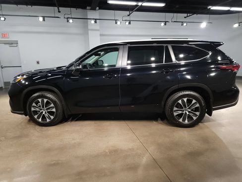 Used 2025 Toyota Highlander XLE AWD/4WD image 4