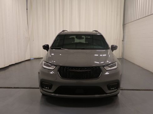 Used 2025 Chrysler Pacifica Limited FWD image 3