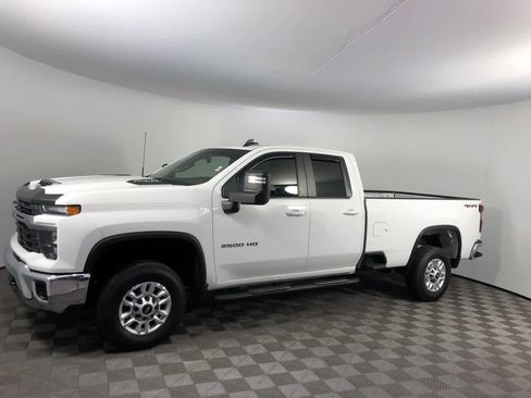 Used 2024 Chevrolet Silverado 2500 LT AWD/4WD image 42