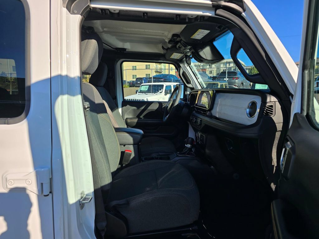 Used 2025 Jeep Wrangler Unlimited Sahara AWD/4WD image 12