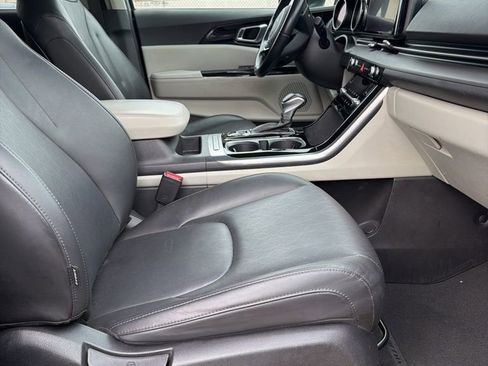 Used 2022 Kia Carnival EX image 9