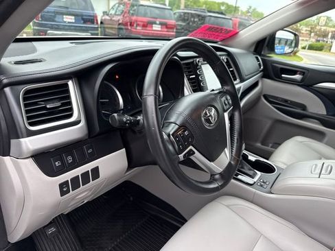Used 2017 Toyota Highlander XLE AWD/4WD image 14