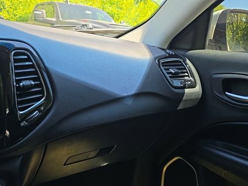 Used 2018 Jeep Compass Latitude w/ Popular Equipment Group FWD image 21