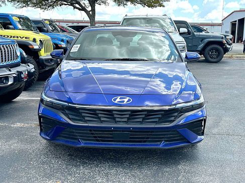 Used 2025 Hyundai Elantra SEL FWD image 2