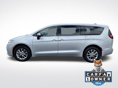 Used 2023 Chrysler Pacifica Touring-L image 7