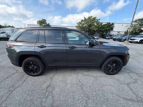 Used 2024 Jeep Grand Cherokee Altitude AWD/4WD image 2