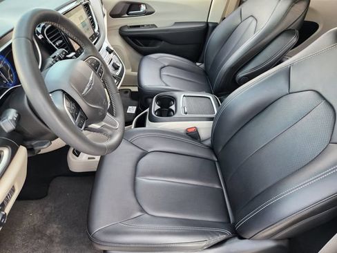 Used 2024 Chrysler Pacifica Touring-L FWD image 13