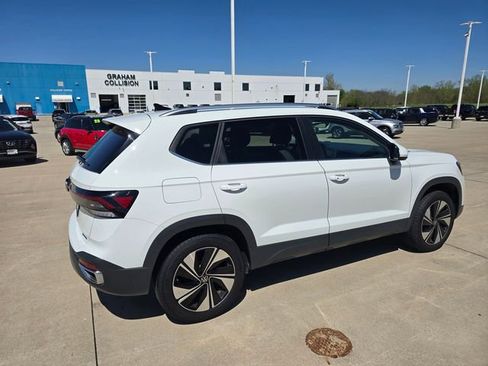 Used 2025 Volkswagen Taos SE AWD/4WD image 14