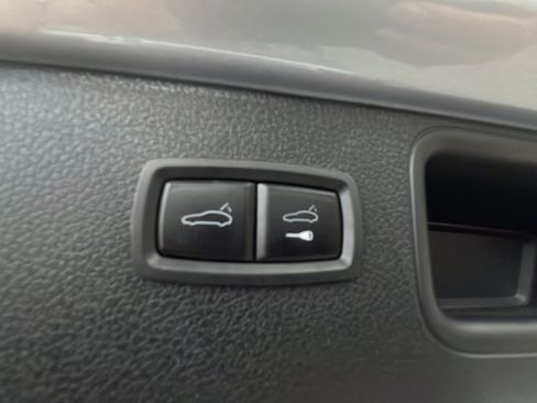 Certified 2025 Porsche Macan S AWD/4WD image 19