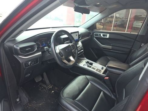 Used 2023 Ford Explorer XLT w/ Equipment Group 202A image 9