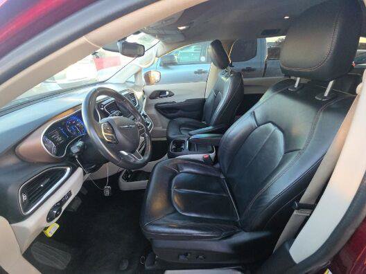 Used 2017 Chrysler Pacifica Touring-L FWD image 9