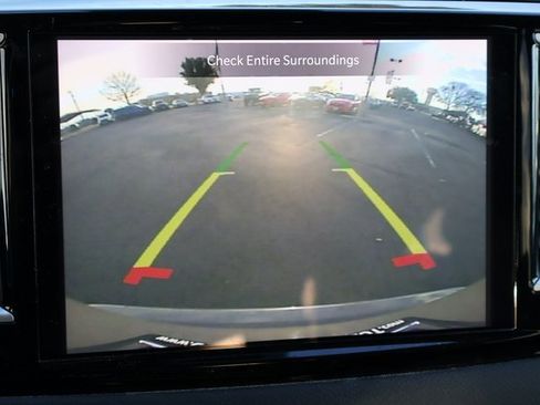 Used 2023 Chrysler Pacifica Touring-L image 5