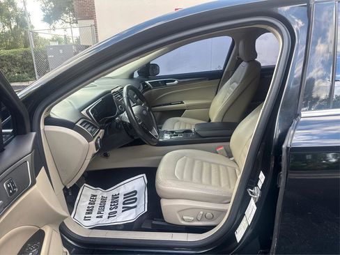 Used 2017 Ford Fusion SE w/ Fusion SE Technology Package image 8