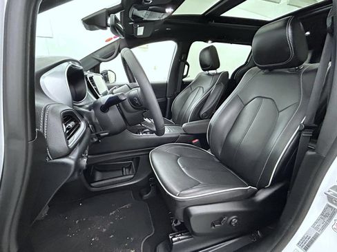Certified 2026 Chrysler Pacifica Limited FWD image 10