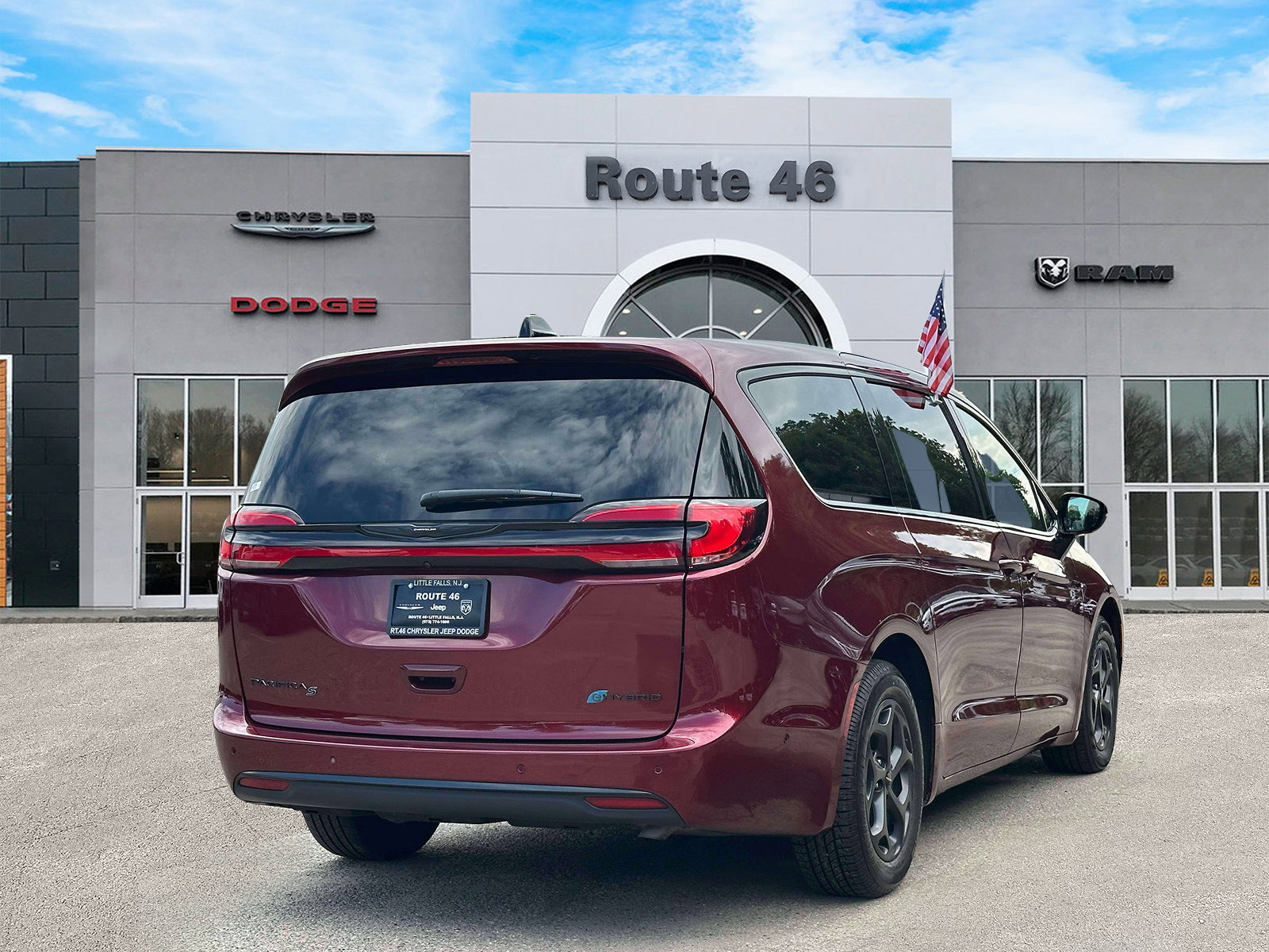 Used 2023 Chrysler Pacifica Limited w/ S Appearance Package FWD image 5