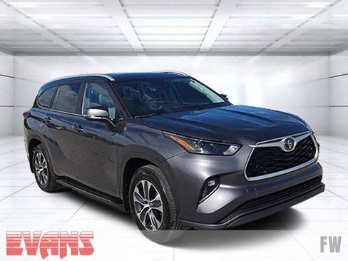 Certified 2024 Toyota Highlander XLE AWD/4WD image 1