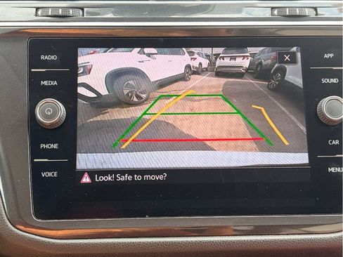 Used 2022 Volkswagen Tiguan SE w/ Panoramic Sunroof Package FWD image 17